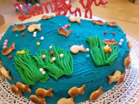 Totentantes saftiger und stabiler Schokoladenkuchen verziert mit gefärbter Ganache - Motivtorte