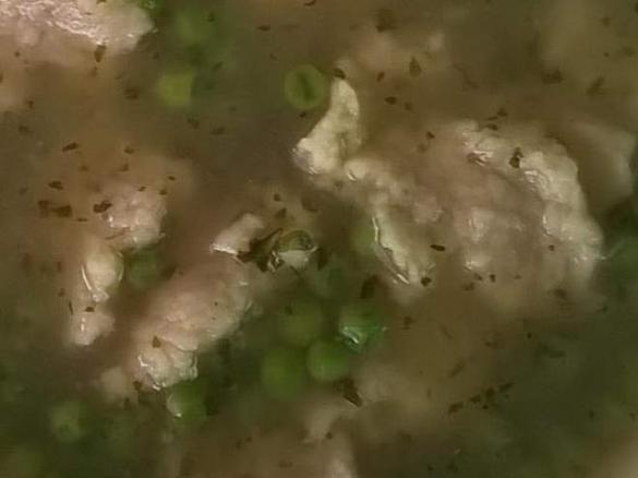 Schwämmchensuppe, klare grüne Erbsensuppe mit Klößchen