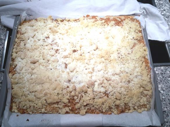 Apfelkuchen mit Streusel auf dem Blech