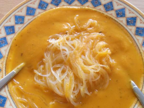 Cremige Karottensuppe mit Äpfeln und Ingwer (pikant)