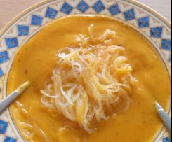 Cremige Karottensuppe mit Äpfeln und Ingwer (pikant)