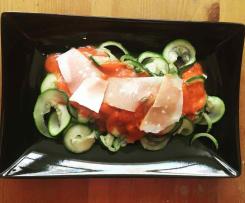 Zuccininudeln mit Tomatensoße