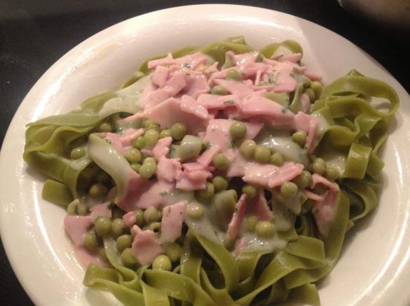 grüne Bandnudeln mit Schinken-Erbsen-Sahne Sauce
