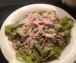 grüne Bandnudeln mit Schinken-Erbsen-Sahne Sauce