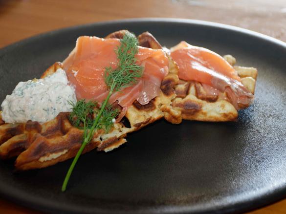 Pikante Waffeln (Belgische Art) mit Lachs und Zitronencreme