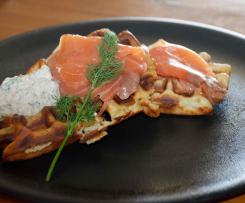 Pikante Waffeln (Belgische Art) mit Lachs und Zitronencreme