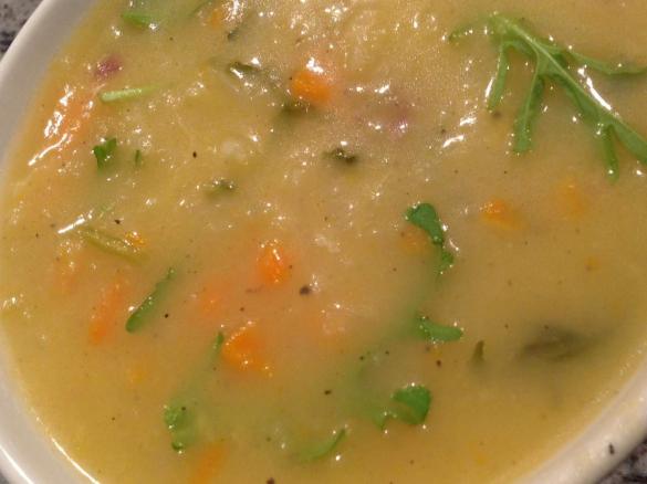 Kartoffelsuppe mit Apfel und Rucola ( vegan )