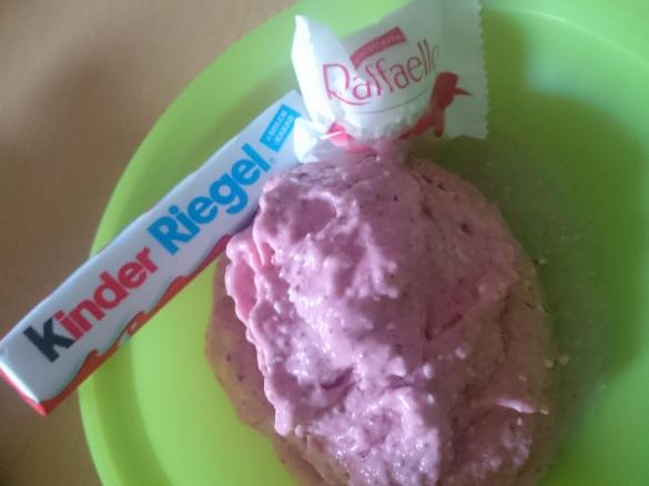 Erdbeer-raffaelo-Kinderschokoladen Eis