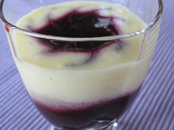  Tante Billas Grießflammerie auf Johannisbeermus