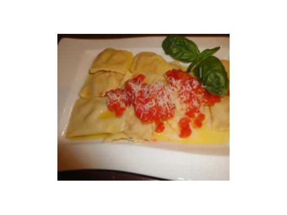 Ravioli mit Putenfüllung und Tomatenöl