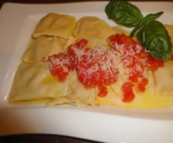 Ravioli mit Putenfüllung und Tomatenöl
