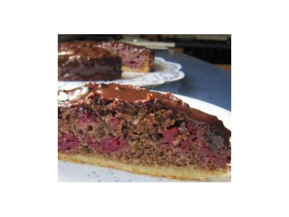 Schokoladentorte mit Kirschen