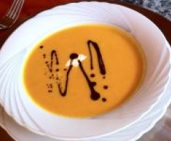 Weltbeste Kürbissuppe mit Möhren und frischem Ingwer