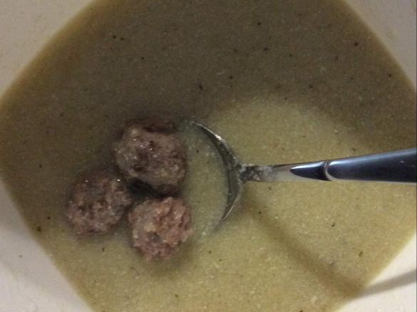 Variation von Spargelsuppe mit Hackbällchen 