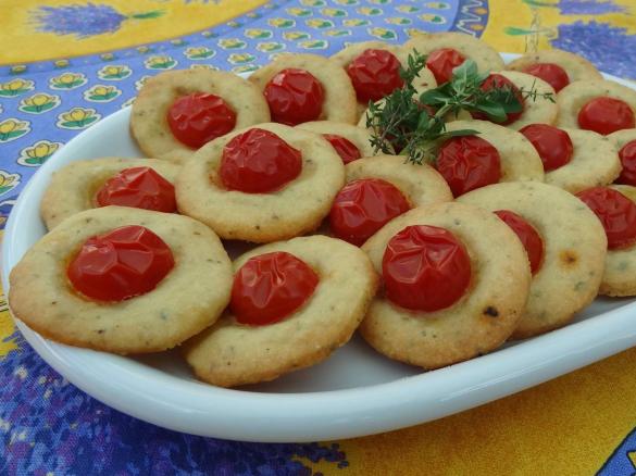 Parmesan Sandgebäck mit Kirschtomaten (zum Aperitif)