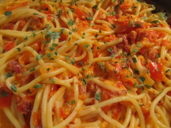 Spaghetti Carbonara mit Paprika
