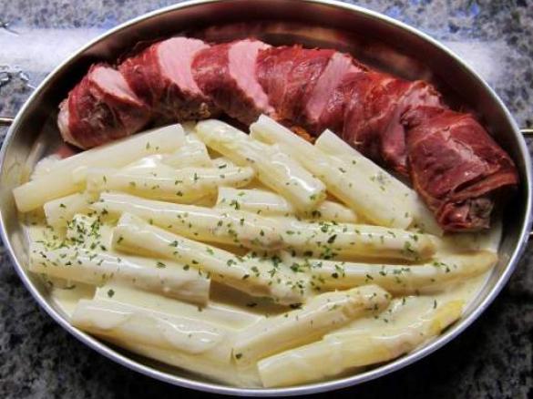 Schweinefilet im Schinkenmantel mit Spargel an Frischkäsesauce