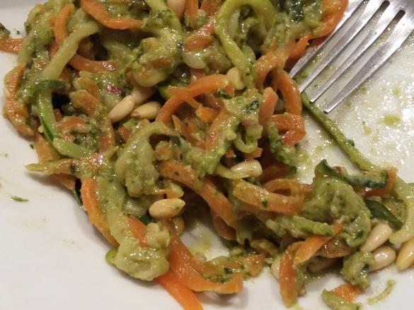 Variation Basilikum-Walnuss Pesto - mit Gemüsespaghetti Low Carb