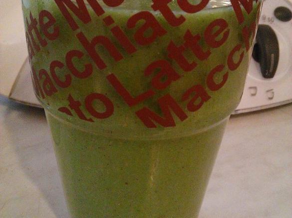 Green Smoothie mit Kiwi, Banane, Spinat, Kokkus und Zitrone - vegan - veggie - vegetarisch - gesund - fitness