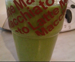 Green Smoothie mit Kiwi, Banane, Spinat, Kokkus und Zitrone - vegan - veggie - vegetarisch - gesund - fitness