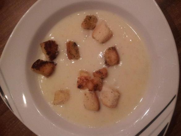 Blumenkohlsüppchen mit Kräutercroutons