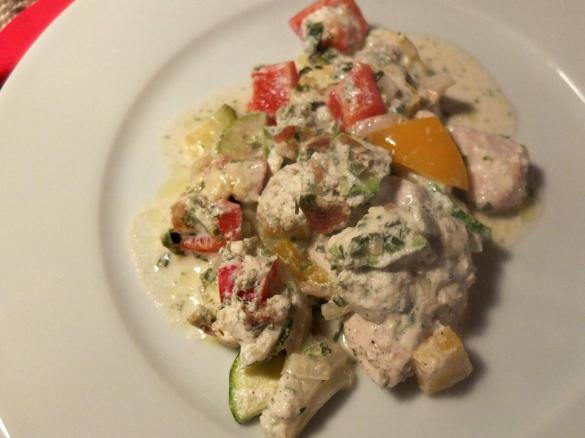 Hühnchen im Gemüsebett mit Käse-Kräuter-Sosse