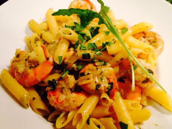 Penne mit Safran, Rucola und Garnelen 