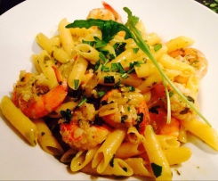 Penne mit Safran, Rucola und Garnelen 