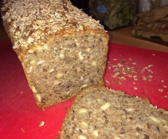 Weltbestes Dinkelvollkornbrot mit vielen Körnern und Nüssen