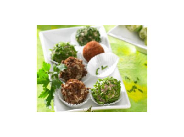 Variation von Pumpernickel-Käsekugeln