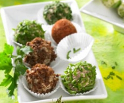 Variation von Pumpernickel-Käsekugeln