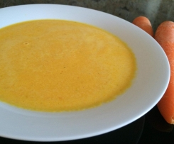 Möhrensuppe mit Parmesan