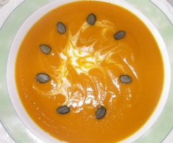 Variation von Kürbis-Suppe mit Kokosmilch (pikant)