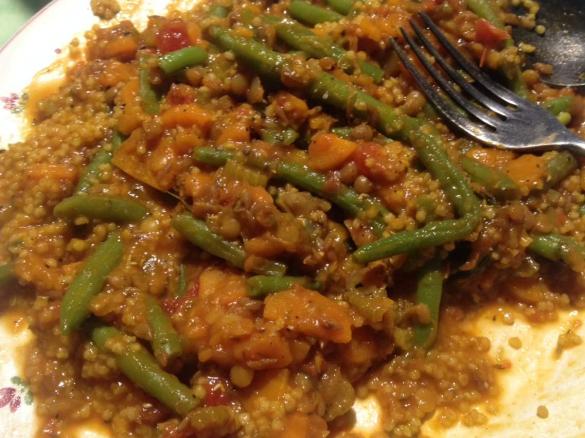 Mittagessen mit Bohnen, Hirse und Tomaten-Sellerie-Linsen-Soße vegan-veggie-fitness
