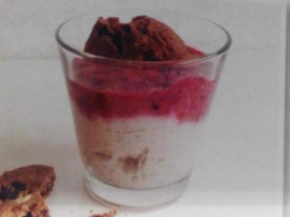 Cookie-Dessert mit Beerenmousse