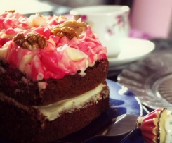 saftiger Karotten Walnuss Orangen Kuchen mit einer Frischkäse Zitronen Buttercreme