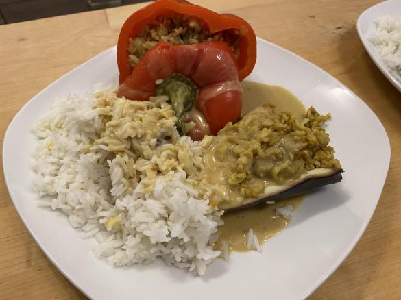 gefüllte Paprika mit Currysauce - vegan