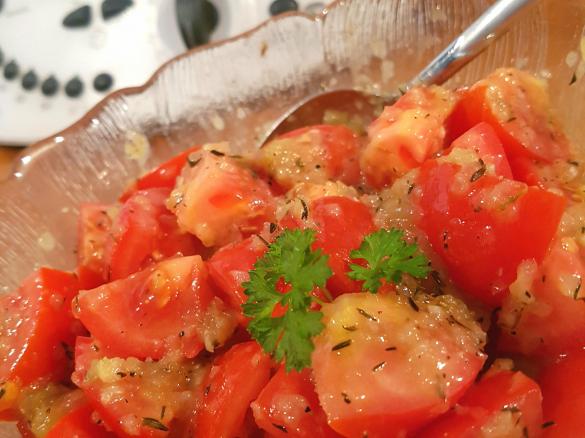 Tomatensalat mit warmen dressing