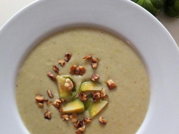 Rosenkohlcremesuppe mit gerösteten Walnüssen