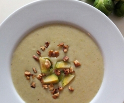 Rosenkohlcremesuppe mit gerösteten Walnüssen