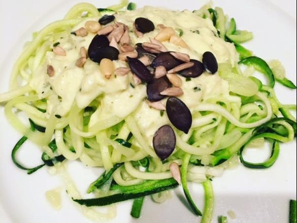 Zucchini-Nudeln mit Frischkäsesoße (Low Carb)