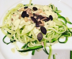 Zucchini-Nudeln mit Frischkäsesoße (Low Carb)