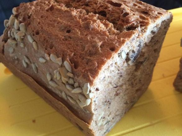 Schnelles Vollkornbrot mit Körnern