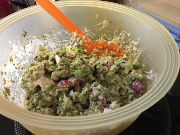 Brokkolisalat mit Radieschen