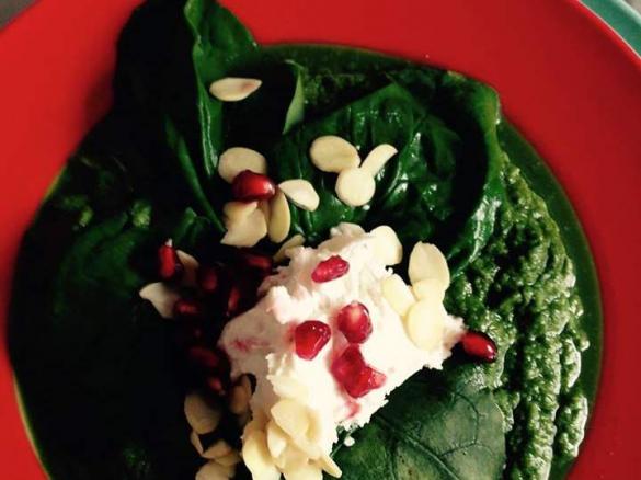 Grüne & Minzige Sommersuppe mit Kokosjoghurt-Topping