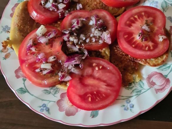 Zucchini-Möhren-Pancakes an Tomatensalat