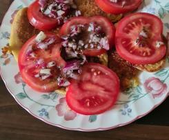 Zucchini-Möhren-Pancakes an Tomatensalat