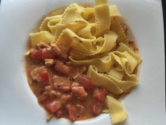 Hähnchen Geschnetzeltes mit Paprika und Tomaten 