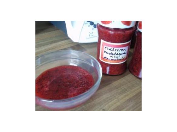Erdbeeren-Heidelbeeren-Kiwi Marmelade