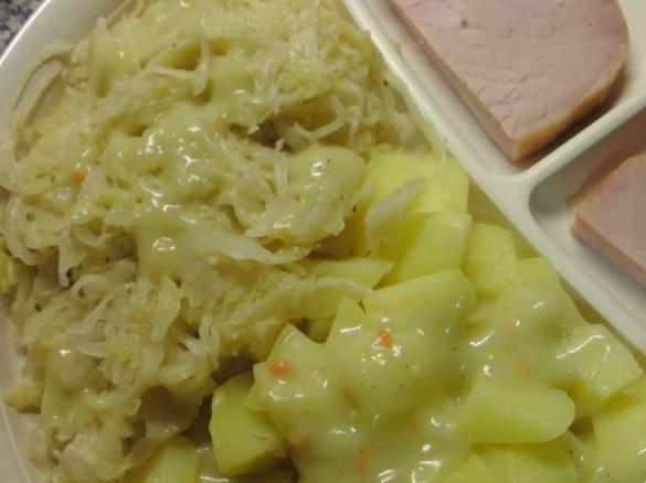 Ananas-Sauerkraut mit Kartoffeln und Kassler oder Bratwurst